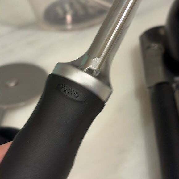 Oxo can opener/pizza cutter/peeler/ cuisinart jucier bundle - Picture 3 of 9